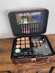 Ulta Beauty Makeup Bag - Ombretto, Blush, Rossetto e ALTRO! - Foto 1 di 6