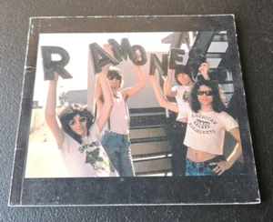ATNTOLOGÍA RAMONES. ¡HEY HO DEJA IR! LIBRO DE RECUERDOS. Warner Bros 1999. - Imagen 1 de 7