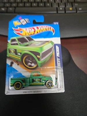 Camioneta Chevy Hot Wheels 2012 City Works - Custom '69 (verde mate) #140 Foto 1 de 4