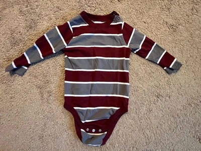 Mono de una pieza a rayas rojas y grises GARANIMALS 24M para niño pequeño Foto 1 de 3