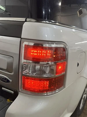 Conjunto de lanterna traseira direita usado serve para: 2013 Ford Flex sem LED grau direito A - Imagem 1 de 4