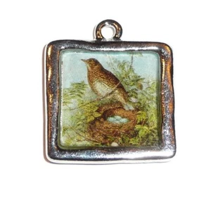 Hübscher Vogel & Nest im Silberrahmen Metall Charm für Armband - Vogel am Nest Charm - Bild 1 von 7