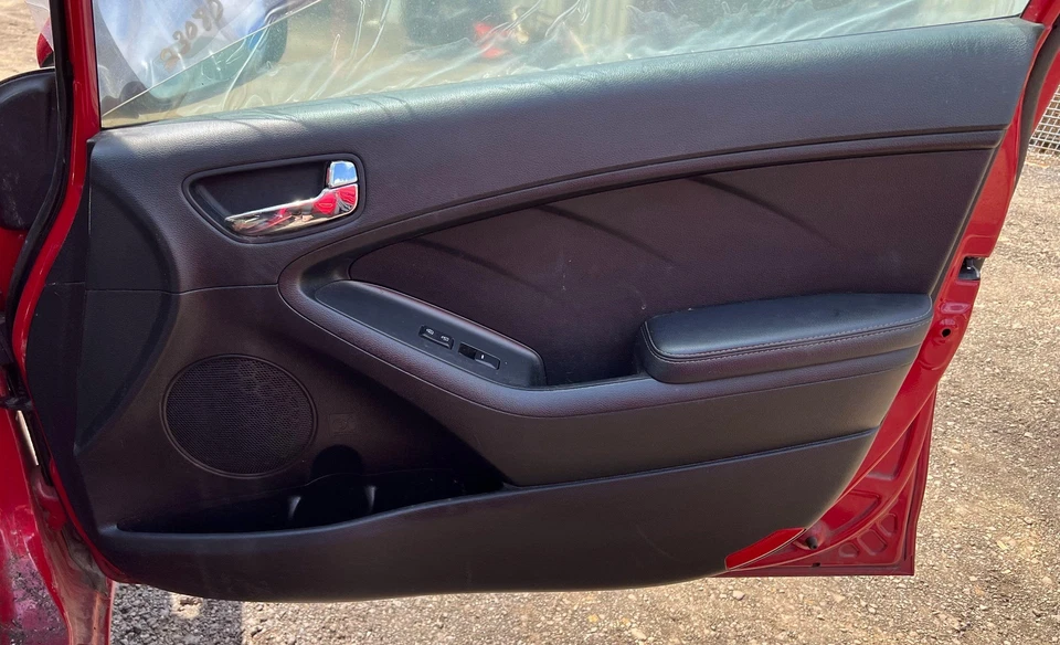 14 - 16 Kia Forte Sedan painel de acabamento interno da porta frontal lado do passageiro destro preto fabricante de equipamento original - Imagem 1 de 1