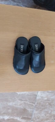 Sandalias de cuero negro DKNY para niños pequeños Foto 1 de 4