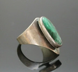 ANILLO VÁSTAGO ABIERTO JUAN WILLIE NAVAJO PLATA ESTERLINA MALAQUITA GENUINA TALLA 8.5 - Imagen 1 de 5