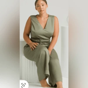 Neu mit Etikett Ettitude Damen Satin Overall V-Ausschnitt weite Beine - moosgrün - Größe S - Bild 1 von 7