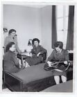 1951 WAC Play Guitare at Dorm in Little Pentagon 8x10 photo de presse originale