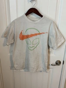 Nike Alien The Swoosh Is Out There Puff Print Graphic T-Shirt Rare - Size Medium - Bild 1 von 3