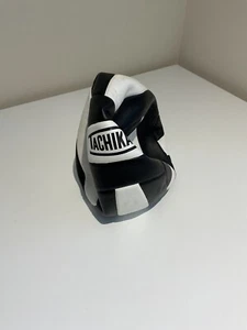 Bola oficial de cuero compuesto de calidad institucional Tachikara blanca y negra - Imagen 1 de 7