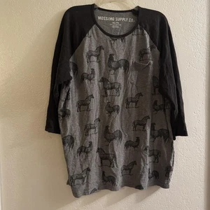 Mossimo Supply Co Shirt Herren 2XL Raglan Bauernhof Animal Print Pferde Hähne Graphi - Bild 1 von 9