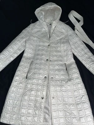Abrigo acolchado grande Dawn Levy blanco desnudo con capucha edredón con calentador de babero Foto 1 de 4