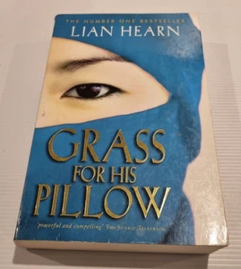Grass for His Pillow de Lian Hearn (2005) - Fantasía ficción de bolsillo - Imagen 1 de 11