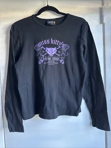 Camiseta Torrid Grande Gráfica Manga Larga Miss Kittys - Imagen 1 de 5