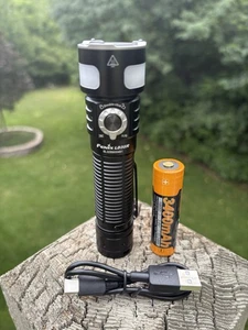 FENIX LD35R RECHARGE 3-in-1 LED FLASHLIGHT + BATTERY + HOLSTER + CHARGING CABLE - Imagen 1 de 20