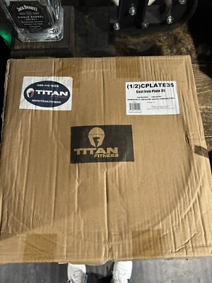 Placas de peso olímpicas de hierro fundido Titan Fitness™ | 35 lb individuales Foto 1 de 3