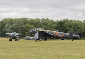 Avro Lancaster NX611 y Mosquito HJ711 impresión en lona varios tamaños - Imagen 1 de 1