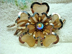  Goldfarbene Netzblume mit zentraler Kristallbrosche. - Bild 1 von 5