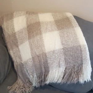 Cynthia Rowley Plush Taupe & White Super Soft Throw Blanket - Picture 1 of 5