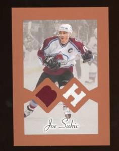 2003-04 Beehive Jumbo Jerseys 2 Colors #BH9 Joe Sakic - Foto 1 di 1