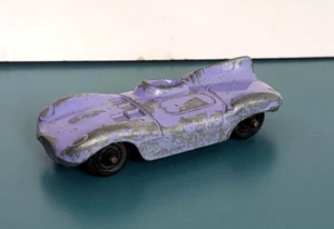 TOOTSIETOY - Mini coche de metal fundido a presión Jaguar D-Type Racer púrpura - Imagen 1 de 2