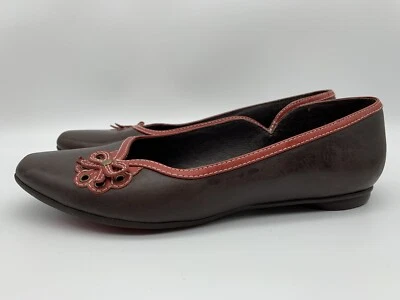 Sapatos rasos femininos Indigo by Clarks EUA 6 couro marrom escuro com acabamento vermelho - Imagem 1 de 4