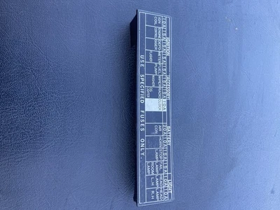 Cubierta de caja de panel de fusibles interior de camión Nissan Datsun 720 1984-1986 OEM Foto 1 de 3