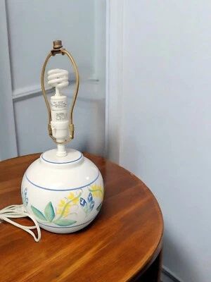 "Lámpara de mesa redonda vintage de cerámica floral 7"" color blanco crema" Foto 1 de 4