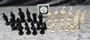 Alte Schach Figuren aus Kunststoff Ritter wohl aus den 60ern A23/43 - Picture 1 of 7