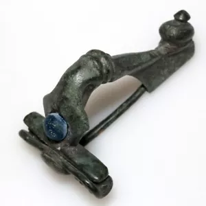 ANTIKE RÖMISCHE KRAFTIG PROFILIERTE BRONZE FIBULA BROSCHE CA. 100 AD-MIT EINEM STEIN - Bild 1 von 9