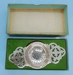 Modernes MASSIVES Silber-TEESIEB MIT ZWEI GRIFFEN in Schachtel, Sheffield 1961 Viner's Ltd - Bild 1 von 10