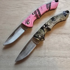 BUCK KNIVES 283 NANO BANTAM LOCKBACK COLTELLO DA TASCA MIMETICO E ROSA MIMETICO 2 COLTELLI - Foto 1 di 5