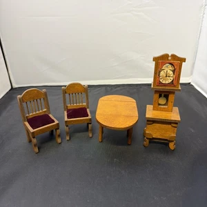 Konvolut 4 Stück Vintage Holz Puppenhaus Möbel Stühle Tischuhr  - Bild 1 von 7