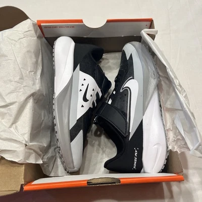 Tênis de corrida Nike Sonic Fly infantil pequeno (preto/cinza lobo/branco) tamanho 2Y - Imagem 1 de 4