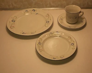 SHADES CREST FLORAL 4 PIECE 1 PLACE SETTING PLATE SAUCER MUG CUP BOWL - Picture 1 of 2
