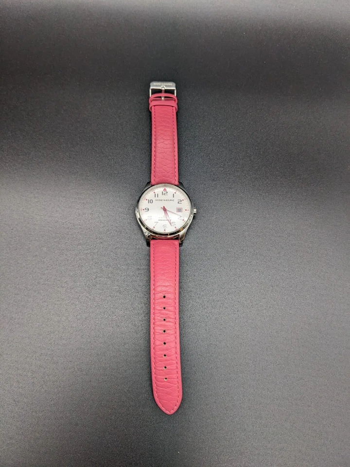 Relógio de couro rosa Dooney & Bourke  - Imagem 1 de 3