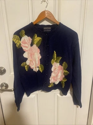 Suéter cárdigan floral y azul marino para mujer talla grande marca Herman Geist Foto 1 de 4
