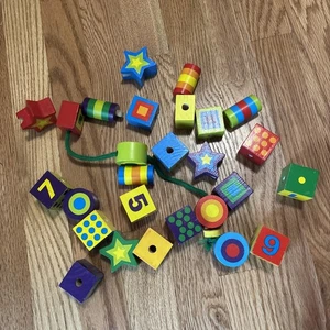 Numbers & Shapes Wooden Lacing Beads Set ~ Melissa & Doug - Bild 1 von 3