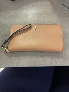 Portafoglio continentale Tory Burch Parker zip pelle cammello marrone marrone chiaro con cinturino da polso - Foto 1 di 6