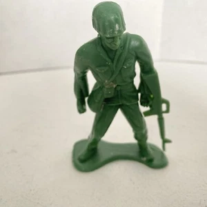 Greenbrier International große 4-5 Zoll Kunststoff Armee Männer Spielzeugsoldaten grün - Bild 1 von 3