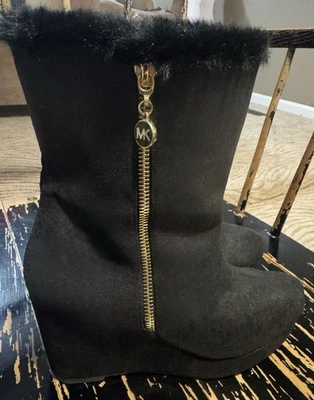 Botas de cuña Michael Kors para niña talla: 5 negras/doradas con cremallera. Piel sintética nueva sin etiquetas Foto 1 de 4