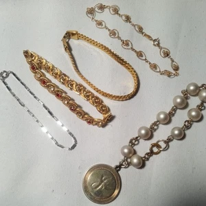 Lotto di 5 bracciali tono oro e argento - Foto 1 di 17