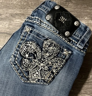 Miss Me 水钻 Fleur De Lis 口袋低腰修身靴牛仔裤 尺寸 27 (27x32) — 第 1/4 张图片