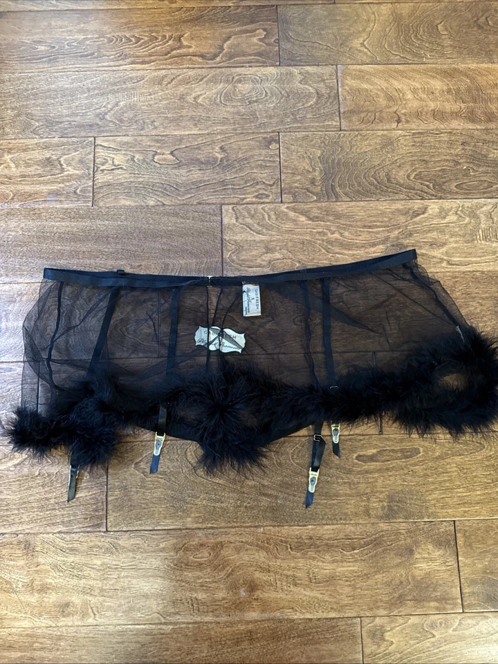 Cinturón liguero Playful Promises negro recortado de piel sintética talla grande, talla 24 Foto 1 de 4