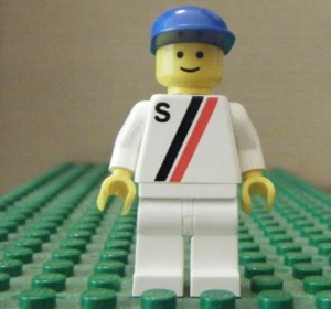 LEGO MINI-TOWN CITY CLASS, BLANCO 'S', RAYAS NEGRAS/ROJAS, GORRA AZUL-GENT USADO - Imagen 1 de 2