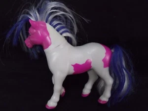 Breyer weiß fuchsia rosa blaue Haare Hengstfohlen Pony Pferd 7x7,5 - Bild 1 von 7
