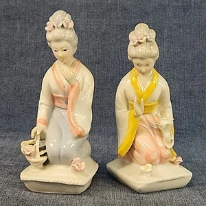 2 geishas japonesas arrodilladas sobre almohada estatuillas de porcelana escultura cocina u-11B - Imagen 1 de 9