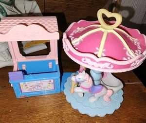 LOT Fisher-Price liebevolle Familie süße Straßen KARUSSELL & TICKETSCHALTER  - Bild 1 von 5