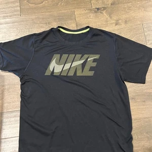 T-shirt Nike uomo nera Dri-Fit Swoosh - Foto 1 di 4