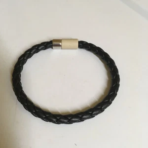 PULSERA NUEVA DE CUERO NEGRA TEJIDA 8 PULGADAS (20CM) EN CAJA DE REGALO, UNISEX POR DISEÑO. - Imagen 1 de 11