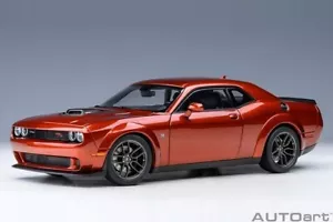 1/18 Dodge Challenger R/T Scat Pack fuselaje ancho Sinamon Stick 2022 por Autoart 7773 - Imagen 1 de 17